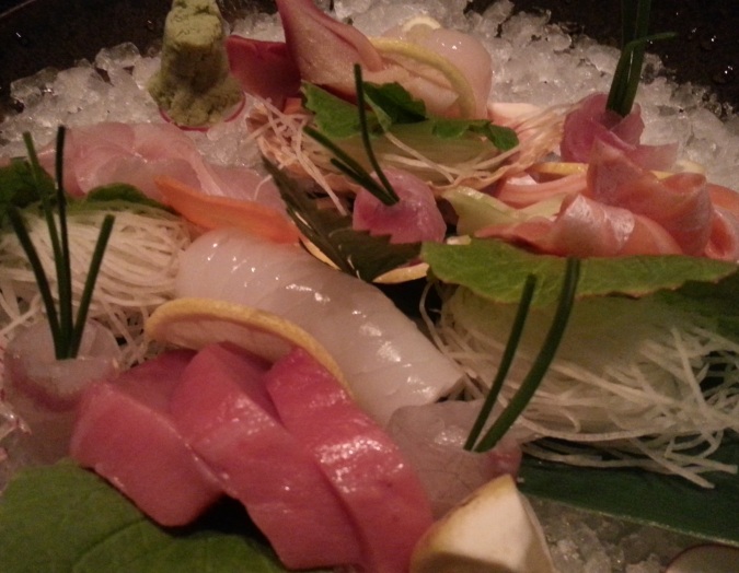 Sashimi Large - 18 pieces of assorted sashimi with 8 types of fish, including tuna, salmon, kingfish, scallop and snapper  